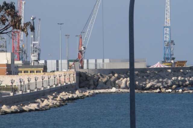 Un altro ''muro'' nel porto: il mare continua ad allontanarsi dai baresi